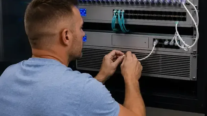 Uporządkowana szafa rack z patch panelami i urządzeniami sieciowymi